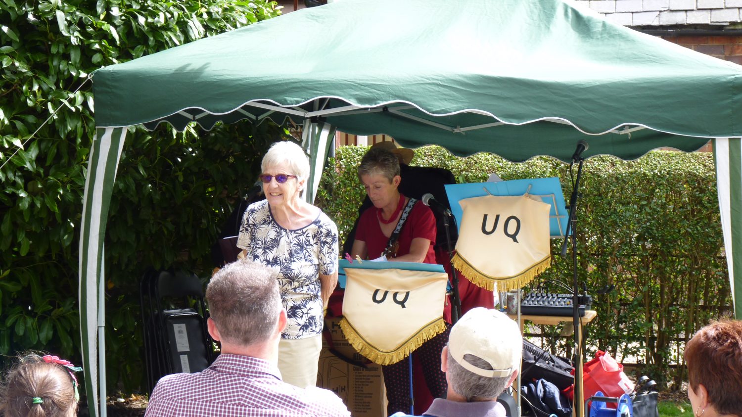 Gill Noble introducing "UQ" the Ukulele band