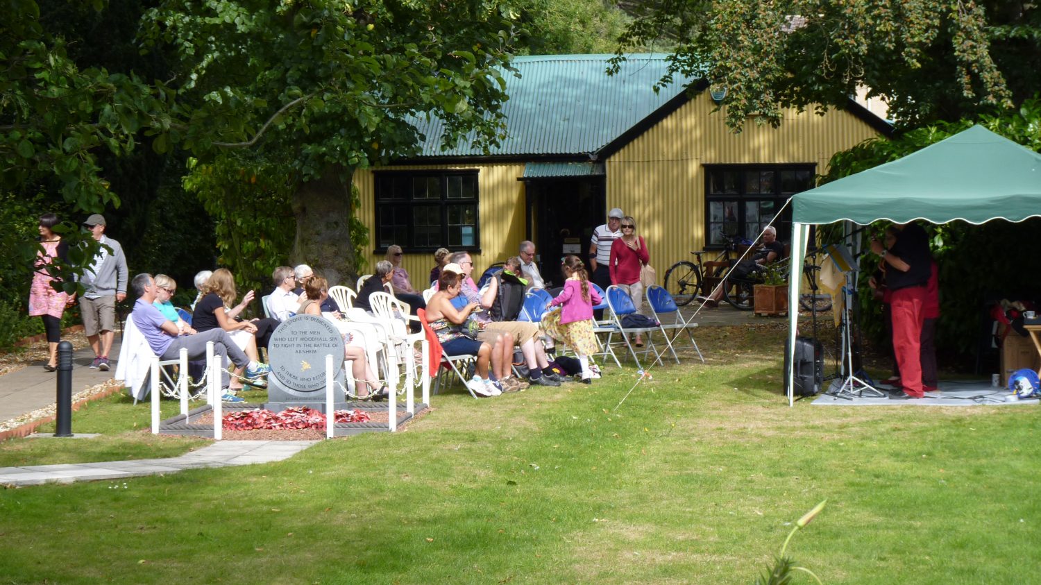 Sunday, live music, garden, sunshine, teas and cakes; what more could anyone want?